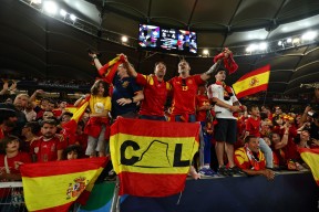 阿扎伦卡在中国队比赛中状态火爆今夜多伦多猛龙备战欧超杯，国际比赛日成都蓉城备战中超看傻球迷的简单介绍